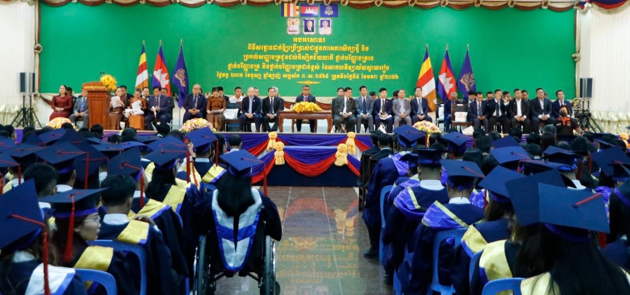 ឯកឧត្តមឧបនាយករដ្ឋមន្ត្រីហង់ជួនណារ៉ុនអញ្ជើញសម្ពោធដាក់អោយប្រើប្រាស់ អគារសិក្សាថ្មីនិងប្រគល់សញ្ញាបត្រជូនដល់និសិត្យជយ័លាភីនៃសាកលវិទ្យាលយ័ស្វាយរៀង