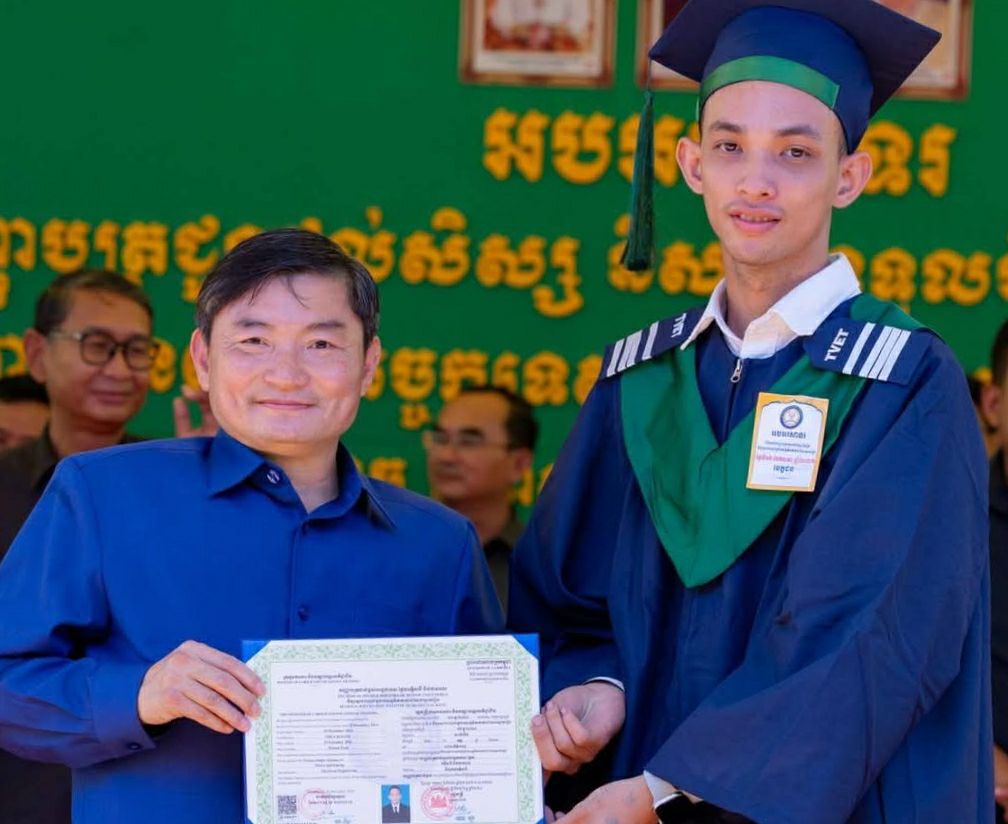 ឯកឧត្តមហេងសួរអញ្ជើញប្រគល់សញ្ញាបត្រដល់សិស្ស និស្សិតនៅវិទ្យាស្ថានពហុបច្ចេកទេសភូមិភាគតេជោសែនស្វាយរៀង