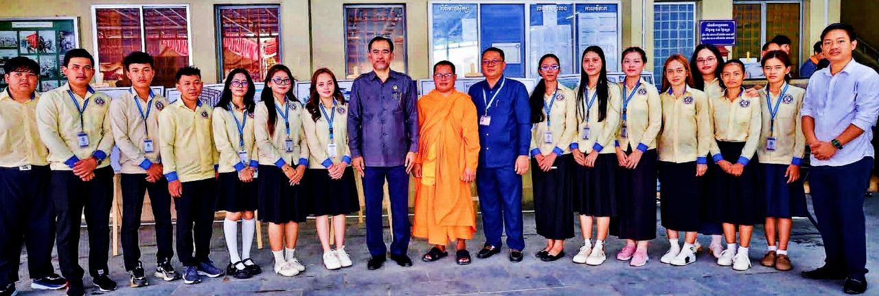 សិស្សនិស្សិតវិទ្យានស្ថានពហុបច្ចេកទេសតេជោសែនស្វាយរៀងជាង៨០% មានការងារធ្វើនិងទទួលបានប្រាក់ឈ្នួលល្អ        លោកមុត ចិន្តា នាយកវិទ្យាស្ថានពហុបច្ចេកទេសតេជោសែនស្វាយរៀង ក្នុងពិធីអបអរសាទរទិវាជាតិអប់រំបណ្ដុះបណ្ដាលបច្ចេកទេសវិជ្ជាជីវៈលើកទី ៩ ឆ្នាំ ២០២៦ក្រោមប្រធានបទ(TVET)ផ្តល់ជំនាញការងារនិងប្រាក់ចំណូល ថ្ងៃទី១៥ ខែមិថុនា ឆ្នាំ២០២៦នេះ បានប្រាប់ទូរទស្សន៍ BTV ឲ្យដឹងថាកម្មវិធីជាតិអប់រំបណ្ដុះបណ្ដាលវិជ្ជាជីវៈលើកទី ៩ ឆ្នាំ២០២៦នេះផ្ដល់ជំនាញការងារនិងប្រាក់ចំណូល និយាមរួមការងារបណ្ដុះបណ្ដាលវិជ្ជាជីវៈនៅខេត្តស្វាយរៀងយើងមានបណ្ដុះបណ្ដាលកម្រិត វិញ្ញាបបត្រដល់កម្រិតបរិញ្ញាបត្រ ប៉ុន្តែនៅក្នុងកម្មវិធីបណ្ដុះបណ្ដាលទំនាញវិជ្ជាជីវៈនិងបច្ចេកទេស ១.៥លាននាក់របស់រាជរដ្ឋាភិបាលដែលជាកម្មវិធីគន្លឹះរបស់សម្ដេចមហាបវរអធិបតីហ៊ុនម៉ាណែត ដែលគាំទ្រយុទ្ធសាស្ត្របញ្ចុកោណរបស់រាជរដ្ឋាភិបាលអាណត្តិទី៧យើងបានធ្វើការបណ្ដុះបណ្ដាលចាប់តាំងពីអនុវត្តមានមានចំនួន១ពាន់៩៧៣នាក់ ក្នុងនោះស្រី៨០៧ នាក់ ទាក់ទងទៅនឹងក្រុមគោលដៅមានចំនួន ៩៥៤នាក់ស្រី៤៥៤ភាគច្រើនយុវជនមកពីគ្រួសារក្រីក្រ មានបណ្ណ័ក្រីក្រនិងមានបណ្ណ័រងហានិភ័យ ។ ដោយឡែកក្រុមដែលបានបញ្ចប់ការសិក្សាហើយមានការថារធ្វើមានចំនួនប្រមាណ៦២ភាគរយ ខ្ញុំសូមបញ្ជាក់ថា៦២% នេះយើងចុះនៅក្នុងប្រព័ន្ធ តែធាតុពិតពួកគាត់មានការងារធ្វើទៅដល់៨០% ឯណោះ។ សំឡេង ……  តំណាងសិក្ខាកាមបញ្ចប់កម្មវិធី១.៥លាននាក់ ដែលបានចូលបំពេញការងារនៅតាមរោងចក្រ លើកឡើងថា ការរៀនជំនាញពិតជាទទួលបានចំណេះដឹងពិសេសងាយស្រួលរកការងារធ្វើដោយទទួលបានប្រាក់ឈ្នួលល្អនិងសមរម្យ។ សំឡេង….  ថ្លែងមានប្រសាសន៍សំណេះសំណាលក្នុងពិធីអបអរសាទរទិវាជាតិអប់រំបណ្ដុះបណ្ដាលវិជ្ជាជីវៈ លើកទី៩ លោកម៉ែន អេង អភិបាលរងខេត្ត បានណែនាំដល់វិទ្យាស្ថានពហុបច្ចេកទេសដែលចូលសែនស្វាយរៀងបន្តចលនារដ្ឋបាលស្រុកក្រុងឲ្យធ្វើការ។ប្រមូលផ្ដុំយុវជន និងបញ្ជូនឲ្យមកសិក្សានៅតាមកម្មវិធី។ដើម្បីងាយស្រួលដល់ពួកគេស្វែងរកការងារធ្វើដើម្បីបំណិនជីវភាពនិងជីវិត។ ចាម សុខា