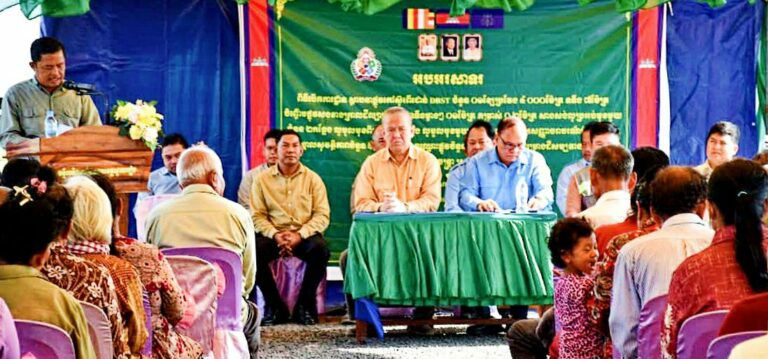 ក្រសួងអភិវឌ្ឍន៏ជនបទបើកការដ្ឋានស្ថាបនាផ្លូវក្រាលកៅស៊ូ២ជាន់ប្រភេទDBST១ខ្សែប្រវែង៤ពាន់ម៉ែត្រនៅខេត្តស្វាយរៀង