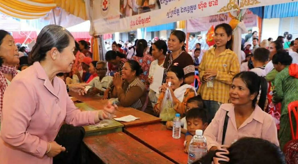 សម្តេចម៉ែនសំអនថ្លែងអំណរគុណក្រុមការងារគ្រូពេទ្យស្ម័គ្រចិត្តឯកឧត្តមហ៊ុនម៉ានី  ចុះពិនិត្យព្យាបាលជំងឺនិងផ្តល់ការអប់រំសុខភាពដោយឥតគិតថ្លៃជូនពលរដ្ឋខេត្តស្វាយរៀង